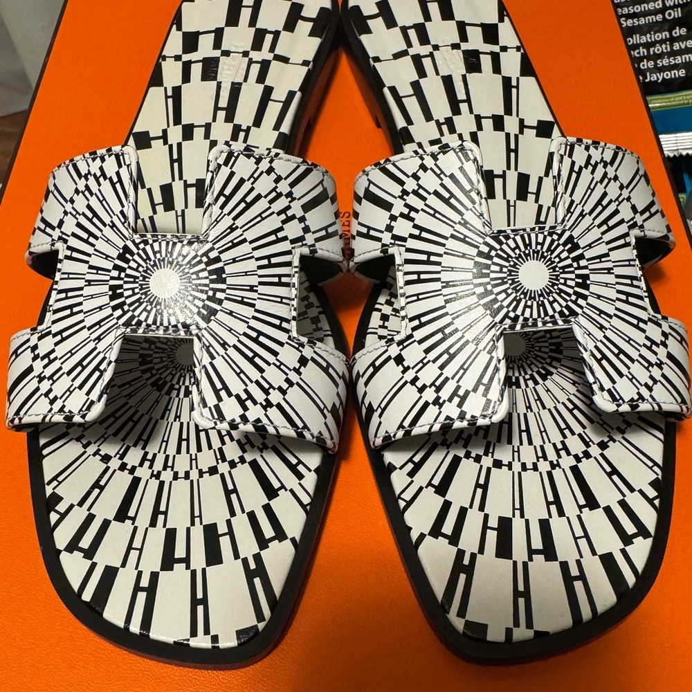Hermes Leather Oran Limited edition black and white print Size 38